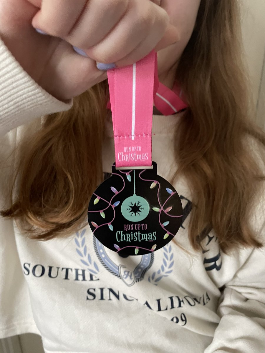 Norgeous's tweet image. 10 utterly delighted with her post from @runup2christmas today. 
Rumour has it that she might have   (has) been walking round the house wearing her medal 🥰🏃🏼‍♀️🎅🏻🎄#RU2C
