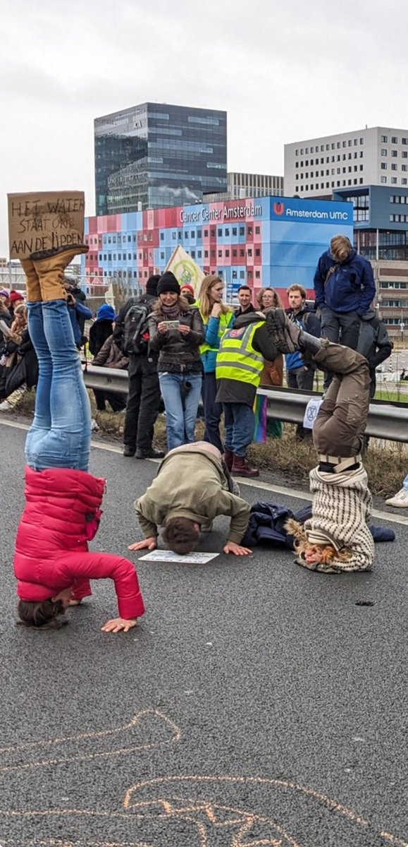 MissMel_12_'s tweet photo. En dit moeten we serieus nemen? 

Echt fuck off 🖕🏻 #A10 https://t.co/PLY9YIH0qR