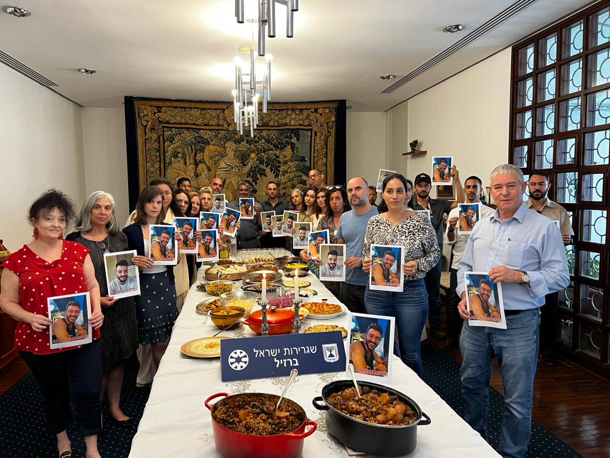 הצטרפנו למיזם של רותי רוסו לזכר אלון שמריז, שנחטף מביתו בכפר עזה ב-7/10 על ידי החמאס, ונהרג מאש חיילי צה"ל במהלך הימלטותו. 
הכנו את החמין של אמו דקלה, שהפך למסורת בקיבוץ.
#החמין_של_שמריז 
<a href="/ruthlessrousso/">Ruthie Rousso רותי רוסו</a>