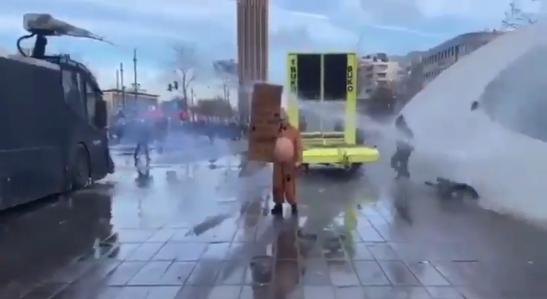 are_clouds's tweet photo. Gruwelijk, hoe hardhandig de politie optreedt tegen die arme XR-activisten...

https://t.co/6Wyt99smGs

Oh nee wacht. Foutje. "De politie gaat in overleg met de organisatie en actievoerders om te bekijken hoe een en ander tot een goed einde kan worden gebracht." https://t.co/8xDCy0bfEY