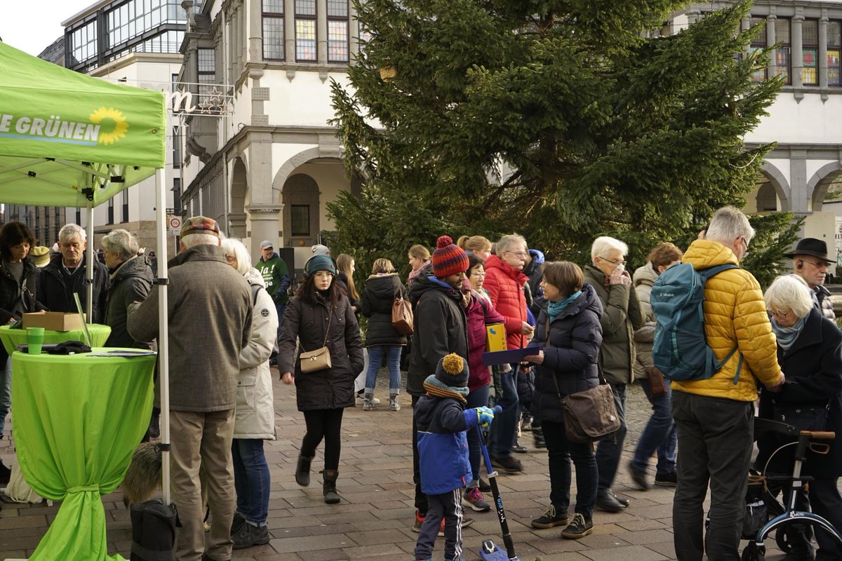 Gut für Natur und Wirtschaft. Gut für die Region. Heute habe ich zusammen mit <a href="/GruenePB/">Grüne Paderborn</a> in #Paderborn viele Gespräche geführt und Unterschriften für einen #Nationalpark in der Egge gesammelt. Und mich über die Unterstützung von <a href="/lisamariefriede/">Lisa-Marie Friede</a> gefreut.