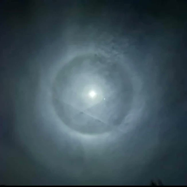Here is a lunar halo which is caused by the refraction of moonlight from ice crystals in the upper atmosphere 🌜