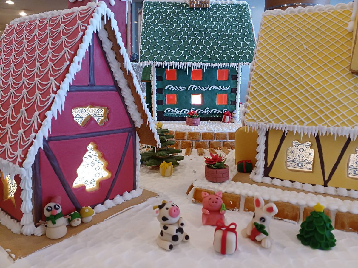 kopepane's tweet photo. 思わず見惚れた
お菓子の家
作った人スゴイ
なクリスマス(*⁰▿⁰*) https://t.co/8H6MUZwXUK