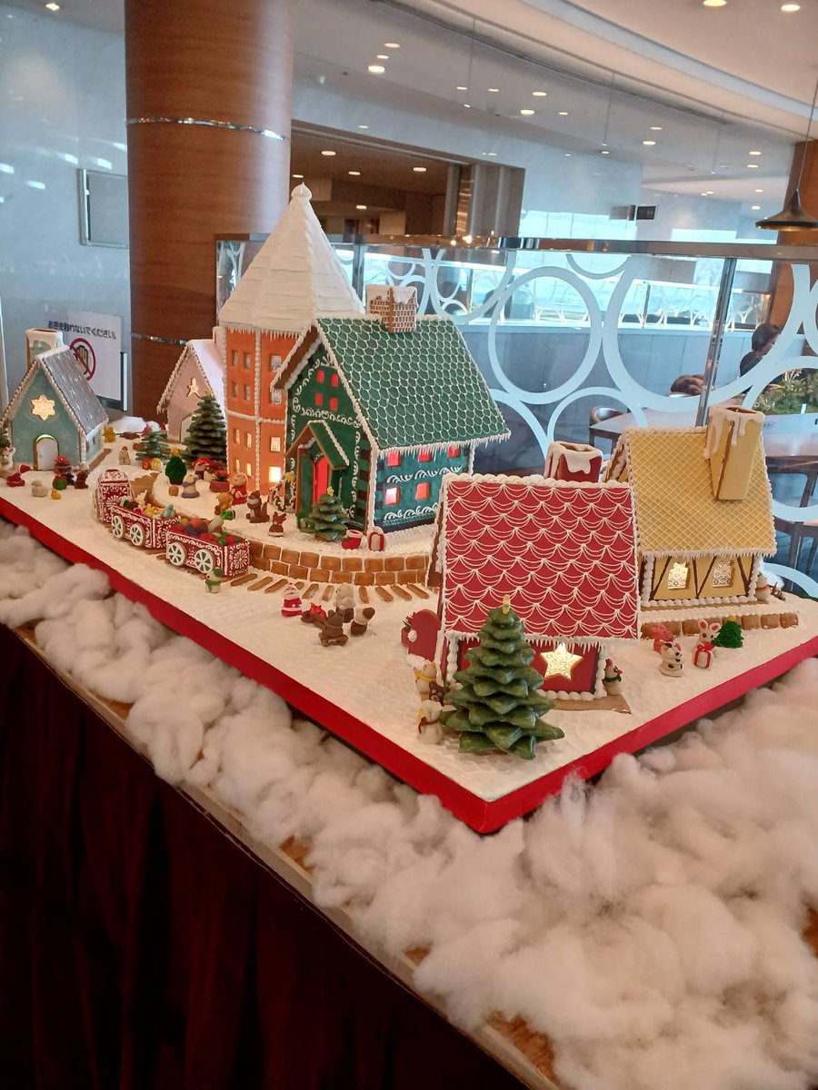 kopepane's tweet photo. 思わず見惚れた
お菓子の家
作った人スゴイ
なクリスマス(*⁰▿⁰*) https://t.co/8H6MUZwXUK