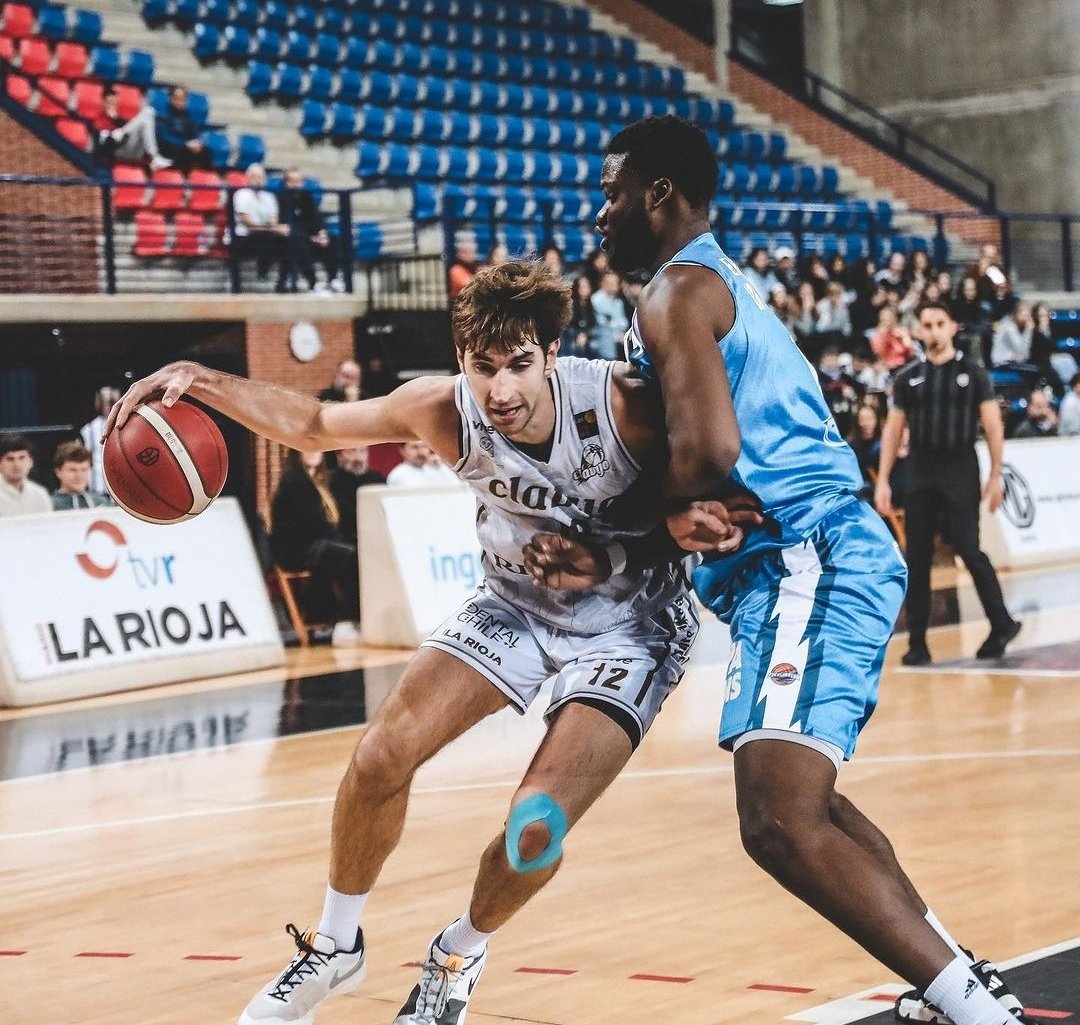 La temporada de JAVIER NICOLAU (1997) en la LEB Oro: 

🎯 12.3 puntos
🦾 7 rebotes 
✅  55.8% T2 // 33.3% T3 // 59.3% TL
🧠 1.3 asistencias
🧹 0.5 robos
⛔ 0.9 tapones 
➕ 14.9 de valoración

👀 Rookie en la liga y cupo 🇪🇦

<a href="/CBCLAVIJO/">Club Baloncesto CLAVIJO</a> × <a href="/NicolauJavi/">Javi</a>

#LEBOro #CBClavijo