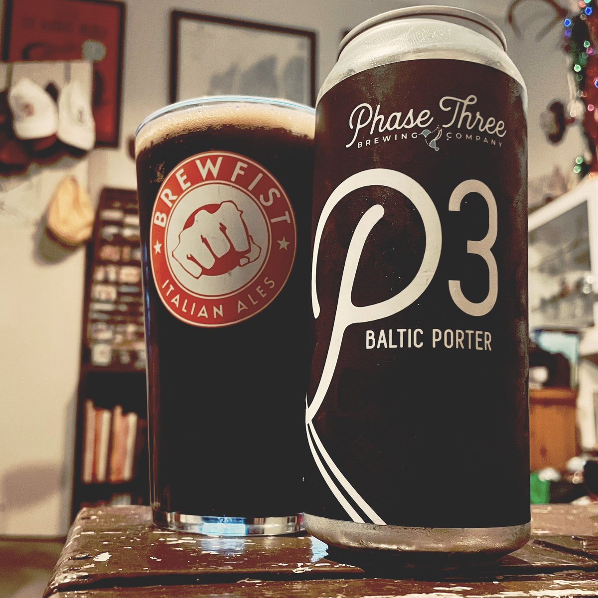 gurusculler's tweet photo. Still finishing my various Canvent beers, & these are tonight’s pair from @maneliquor that have sat me on my arse.
A 10.5% Baltic Porter from Phase 3 in Illinois & a humongous 13.7% Rolling Thunder Imperial Stout from Rogue in Oregon. Both magnificent. #beersoftwitter #canvent https://t.co/zn16yLIyuQ