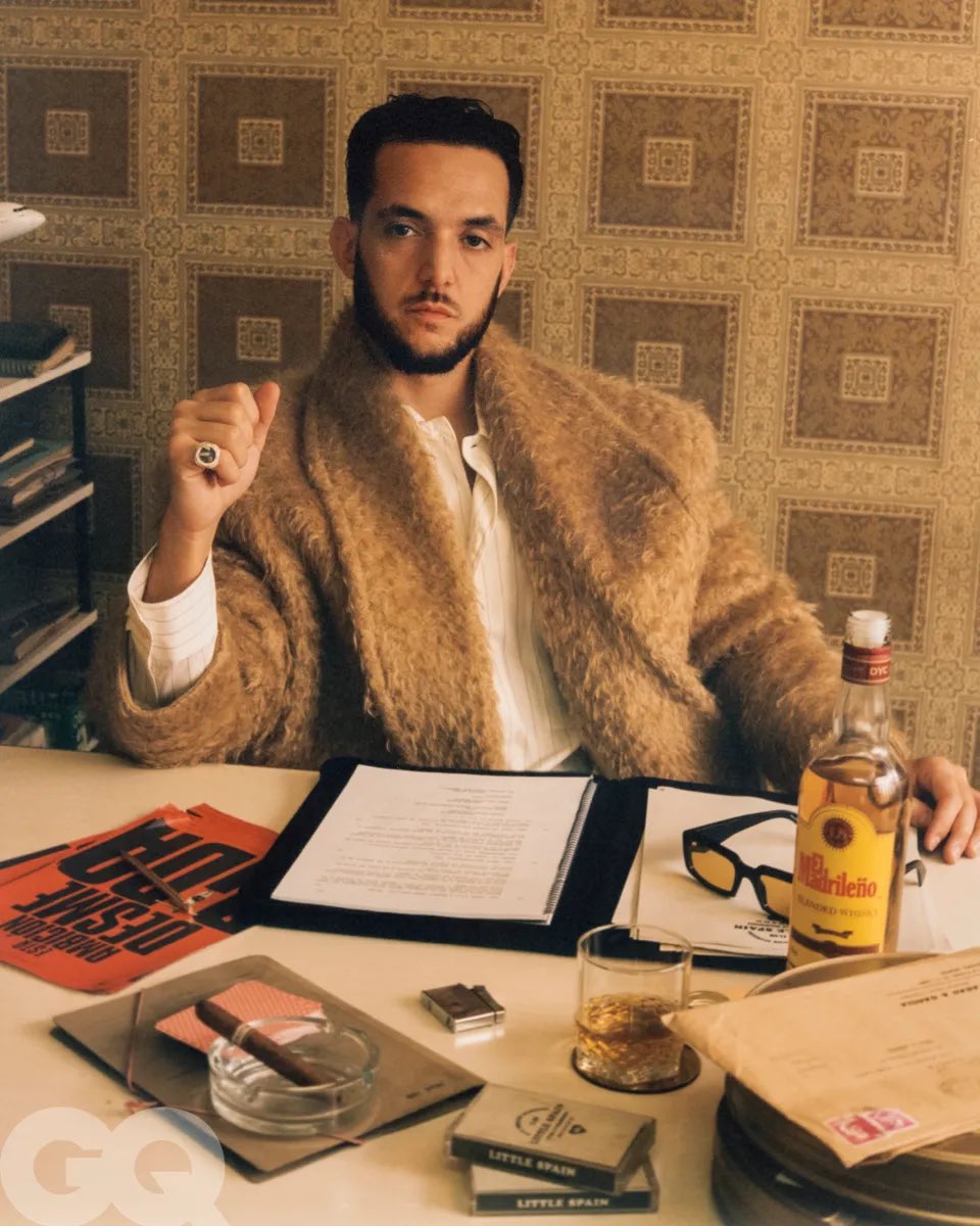 danicaballerou's tweet photo. C Tangana, sobre la trascendencia para @GQSpain :

"Siempre había pensado que ser trascendente consistía en hacer una isla, un lugar aislado en el que tú haces algo de tanta relevancia que el resto de cosas no fluyen por ella.  

Pero me he dado cuenta de que para hacer algo absolutamente único y totalmente original, tienes que hablar a muchísima gente, porque si no, lo que haces es algo anecdótico. 

Puede que seas la persona más original de este año, pero si el año que viene nadie ha bebido de ti y tú no has dialogado con ningún otro artista, ahí te quedas. La trascendencia y la originalidad se tocan, pero si te importa la trascendencia, tienes que estar en el flujo de cosas que han sucedido y que sucederán"