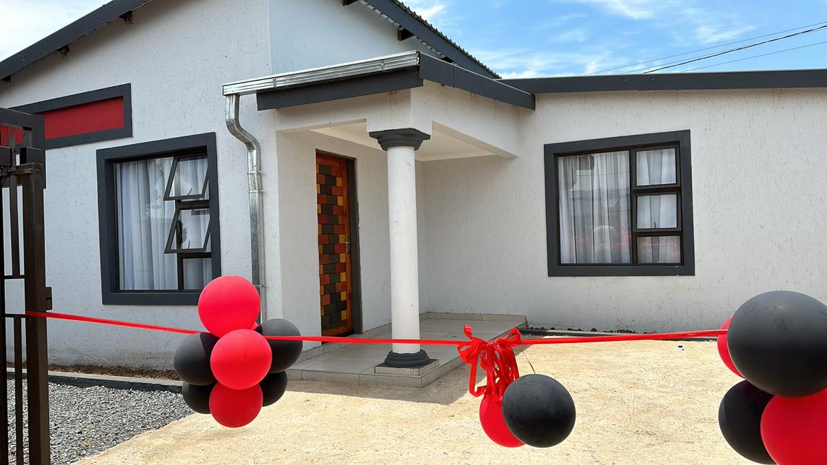 WorldofThabiso's tweet photo. First video of R950 000 house rip off
Second video EFF free house 2(frame 3 is house exterior)
Poverty is deliberate and meticulously design..Middle Class are highly indebted and mostly one salary away from poverty
#2024isOur1994 #EFFin2023 #RegisterToVoteEFF https://t.co/ixrLvTUZXK