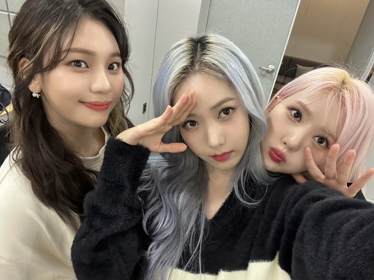 VIVIZ_official's tweet photo. [#VIVId_dayZ] 📸

231230 팬사인회 완료✨

나비들 새해 복 매니 매니 받고 우리 내년에 보자🍀 '매'일을 '니' 것처럼 '악'착같이 살자🤍

#VIVIZ #비비지 #EUNHA #은하 #SINB #신비 #UMJI #엄지 #VERSUS https://t.co/vb7eA2xxyl