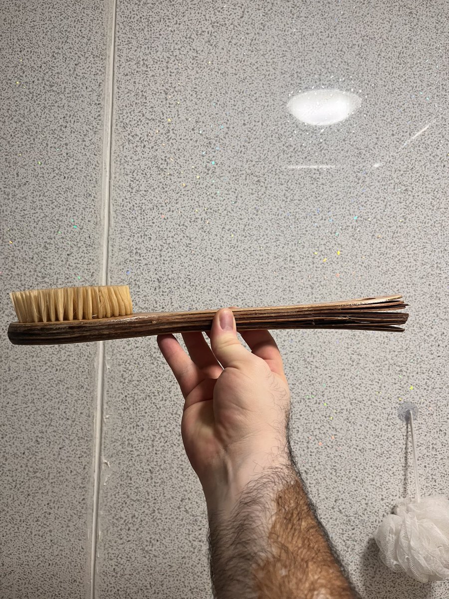 FarhanLitt's tweet photo. Hey @TheBodyShopUK I’ve been buying this same brush since I was in college and it’s been perfect through the majority of that time. The last 2 brushes before this one had the same problem. This brush was bought in October. Normally they last 6 months. Help? https://t.co/NVHET1BfmV