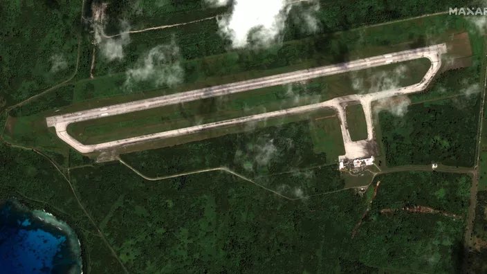 OpexNews's tweet image. 🇺🇸🇨🇳 C'est de cette petite île perdue dans le Pacifique qu'avait décollé, au matin du 6 août 1945, l'avion parti larguer la bombe sur Hiroshima.

L'aérodrome militaire de #Tinian, grignoté depuis des décennies par la jungle, est désormais rénové par l'armée américaine. 

Pour