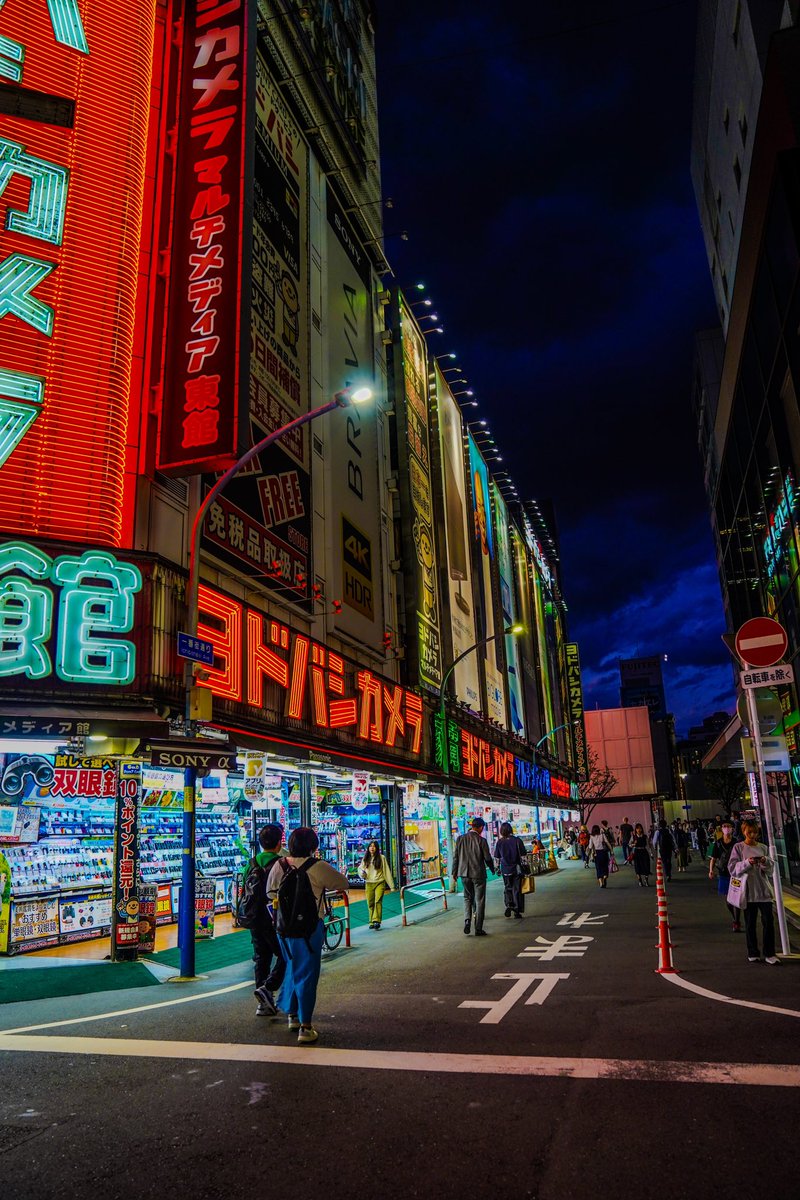 abe_japangraphy's tweet photo. ヨドバシカメラの夜景 新宿🇯🇵🥰
#streetphotography
#pgotography
#japan #japanart #tokyo https://t.co/uykRzFqdrM