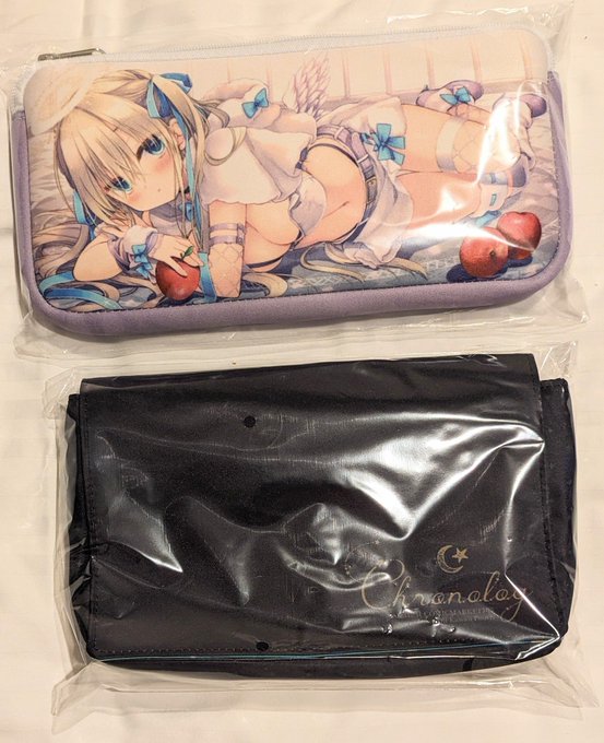 前日搬入に行ってきました!全ては写していませんが新刊やグッズ等無事届いておりました~!写真は合同新刊セットと各個人グッズです!犬耳メイドポーチは蓋を閉じた絵の見えない状態で頒布いたしますのでご注意下さいと!明日はよろしくお願いします!寝ます!