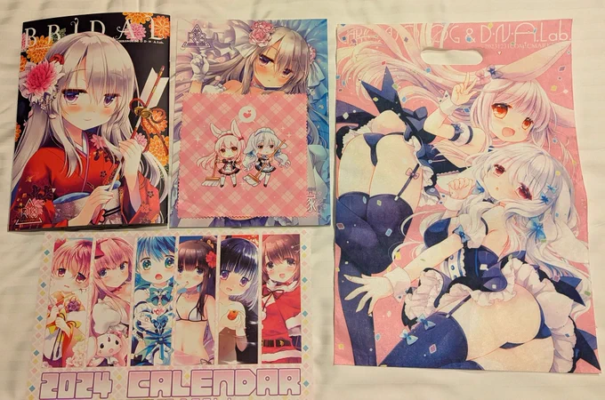 前日搬入に行ってきました!全ては写していませんが新刊やグッズ等無事届いておりました～!写真は合同新刊セットと各個人グッズです!犬耳メイドポーチは蓋を閉じた絵の見えない状態で頒布いたしますのでご注意下さいと!明日はよろしくお願いします!寝ます!