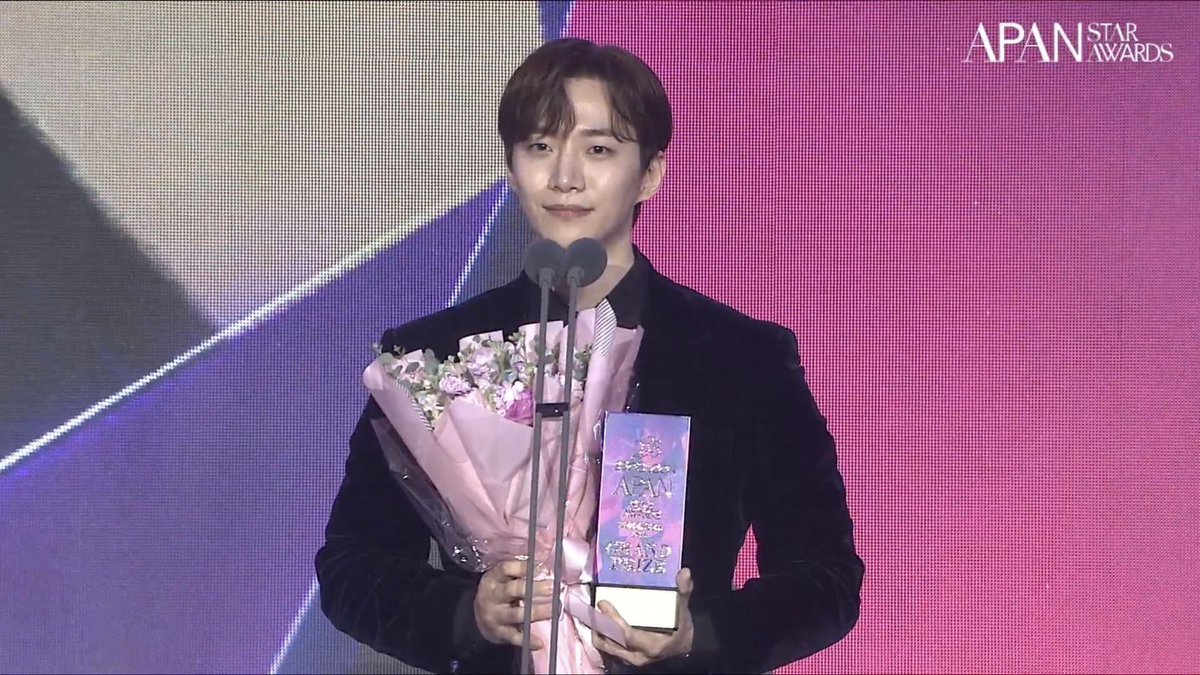 Congratulations to #LeeJunHo (#KingTheLand) for winning the Daesang (Grand Prize) at the 2023 APAN Star Awards 🥳