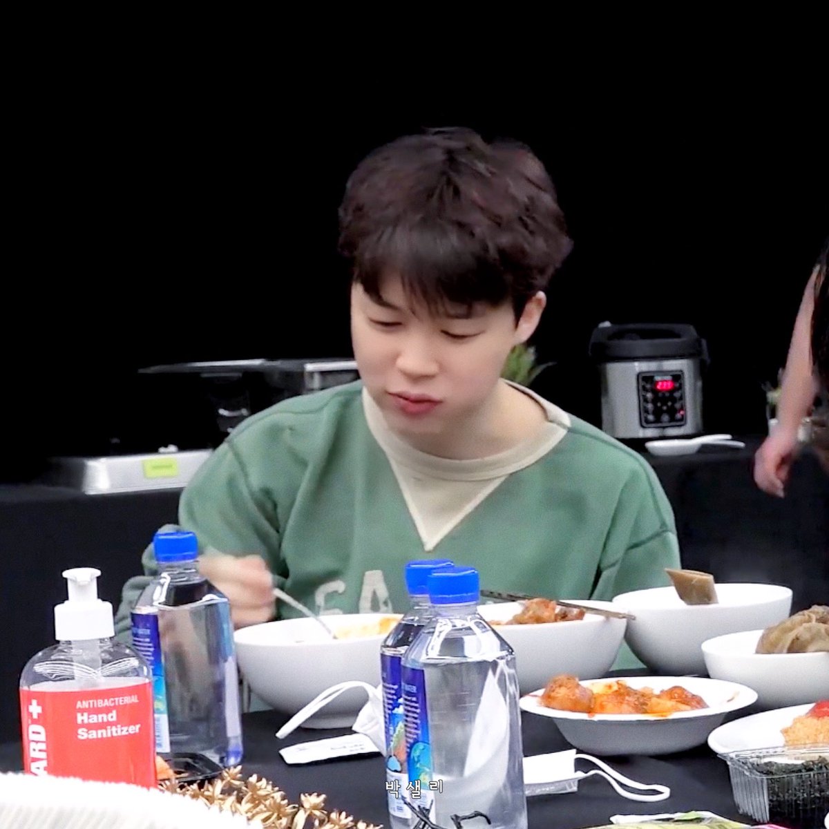 misterJJack's tweet photo. #JIMIN

어디 앉아 있을때 상체가 쥐똥만큼 보여서 특히 더 귀여운게 특징 https://t.co/OElHt2ZZGh