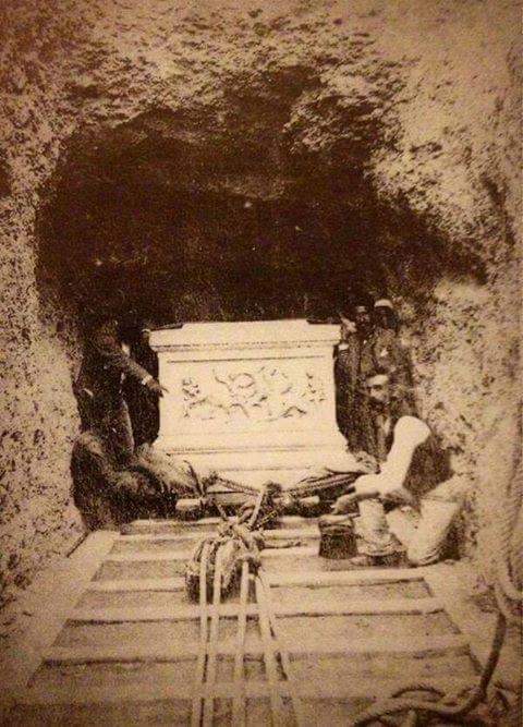 Gelin size Osman Hamdi Bey'in nasıl bir manyak olduğunu anlatayım.
1887 - Osman Hamdi Bey başkanlığında yürütülen Sidon kazılarında bulunan İskender Lahti'nin kral odasından çıkarılışı. Lahdin,Osman Hamdi Bey'i kendini lahde zincirlemek zorunda bırakan ilginç de bir hikayesi var.