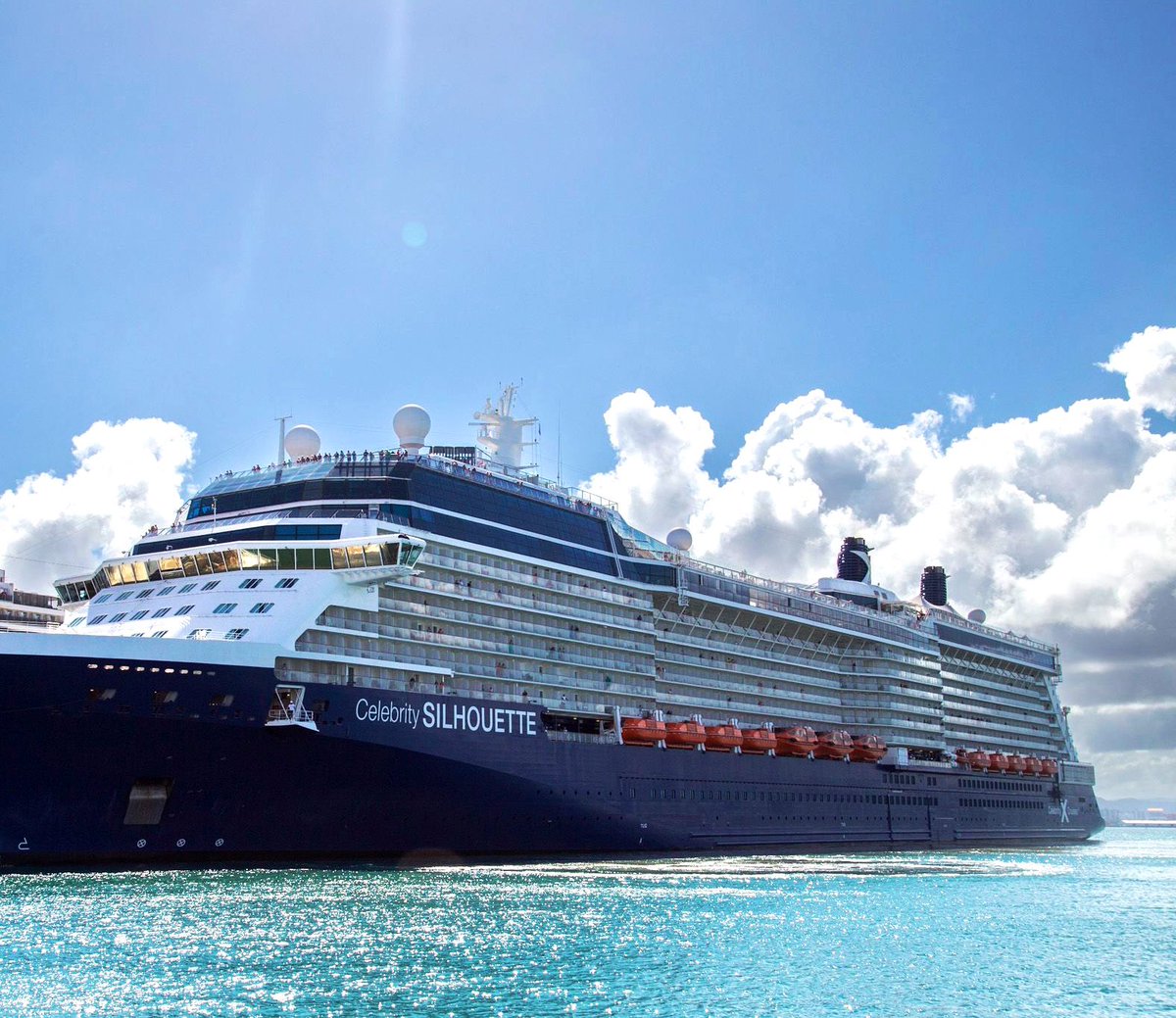 PuertosPR's tweet photo. ¡CIERRE DE AÑO FESTIVO EN SAN JUAN! Recibimos desde nuestro puerto base al crucero #VikingSea de @VikingCruises y al #JeweloftheSeas de @RoyalCaribbean.
Además, el #CelebritySilhouette de @CelebrityCruise.
¡Felices fiestas a nuestros visitantes! @prdirpuertos @lafortalezadepr https://t.co/MNN6tTqfGD