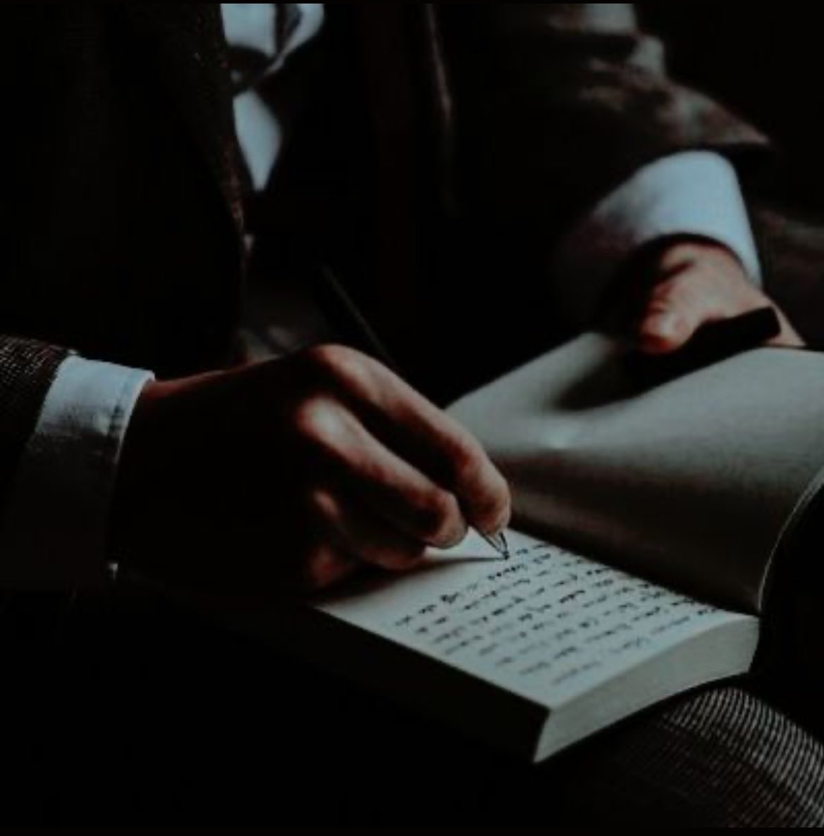 jacelips's tweet photo. feliz aniversário pra william herondale, o menino que tinha medo do amor mas que amou com paixão e viveu o mais lindo dos amores, que se refugiava nos livros e tinha os olhos azuis mais lindos que alguém já viu https://t.co/gIczME7gNo