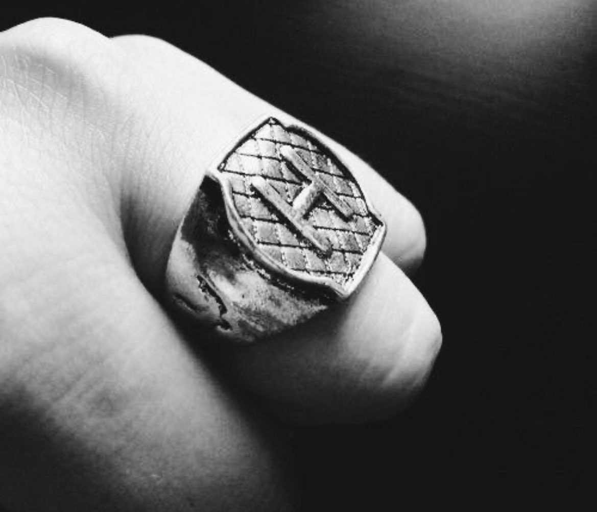 jacelips's tweet photo. feliz aniversário pra william herondale, o menino que tinha medo do amor mas que amou com paixão e viveu o mais lindo dos amores, que se refugiava nos livros e tinha os olhos azuis mais lindos que alguém já viu https://t.co/gIczME7gNo