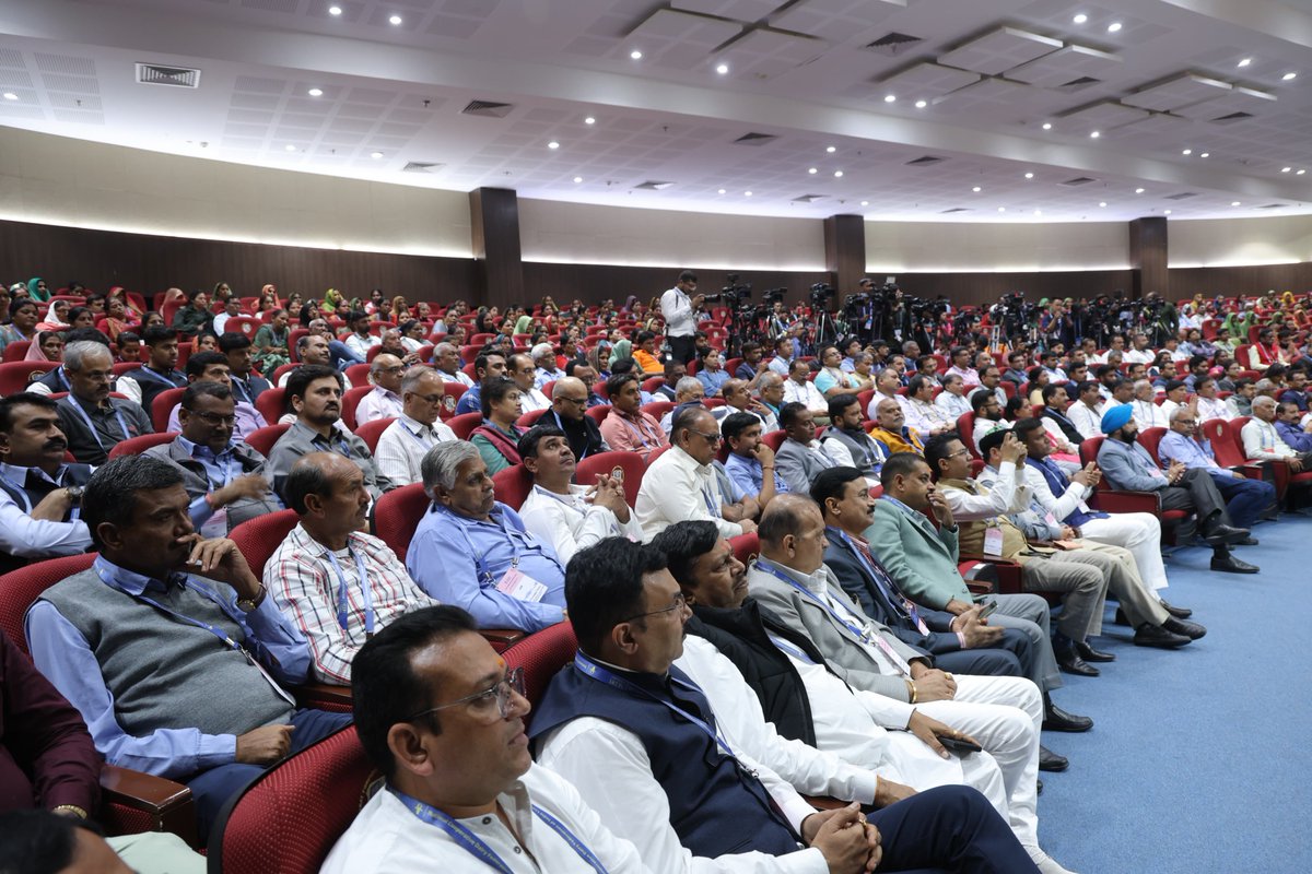 Bhupendrapbjp's tweet photo. માનનીય પ્રધાનમંત્રી શ્રી નરેન્દ્રભાઈ મોદી અને માનનીય શ્રી અમિતભાઈ શાહના નેતૃત્વમાં દેશમાં સહકારી ક્ષેત્ર અનેક પરિવારો માટે સમૃદ્ધિનું માધ્યમ બન્યું છે. સહકારી ક્ષેત્રને ડિજિટલાઈઝેશનનો મોટો લાભ મળવા પામ્યો છે. 

સહકારી ક્ષેત્રમાં ઈ-માર્કેટના લીધે બલ્ક પરચેઝ અને રિસોર્સ યુટિલાઈઝેશનમાં સરળતા આવી છે અને ઈ-ટ્રાન્સેક્શનમાં મોટી વૃદ્ધિ આવી છે.