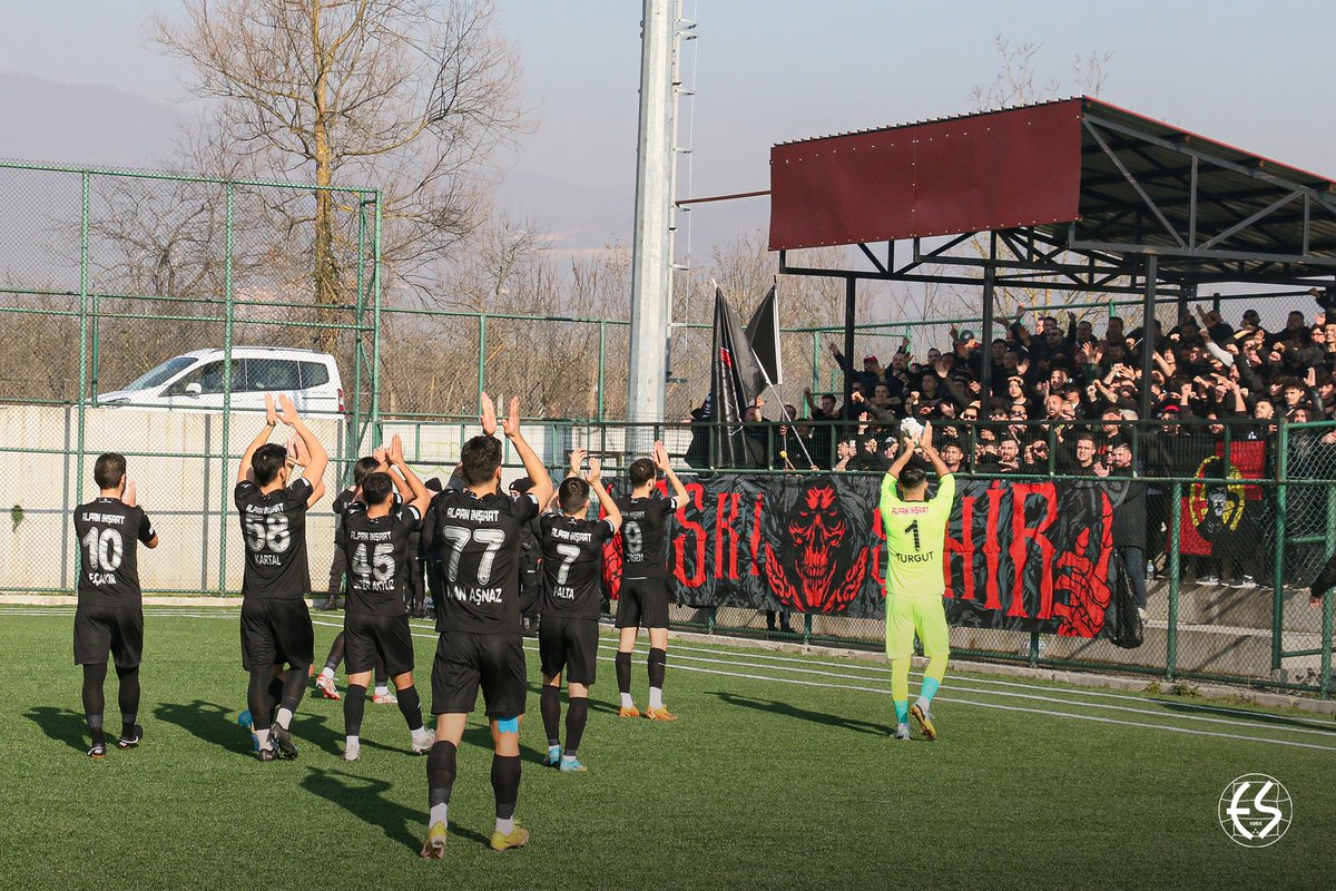 Eskisehirspor's tweet photo. Şampiyon Biz Olacağız! 🖤❤️ https://t.co/nc8t0Q8LAN