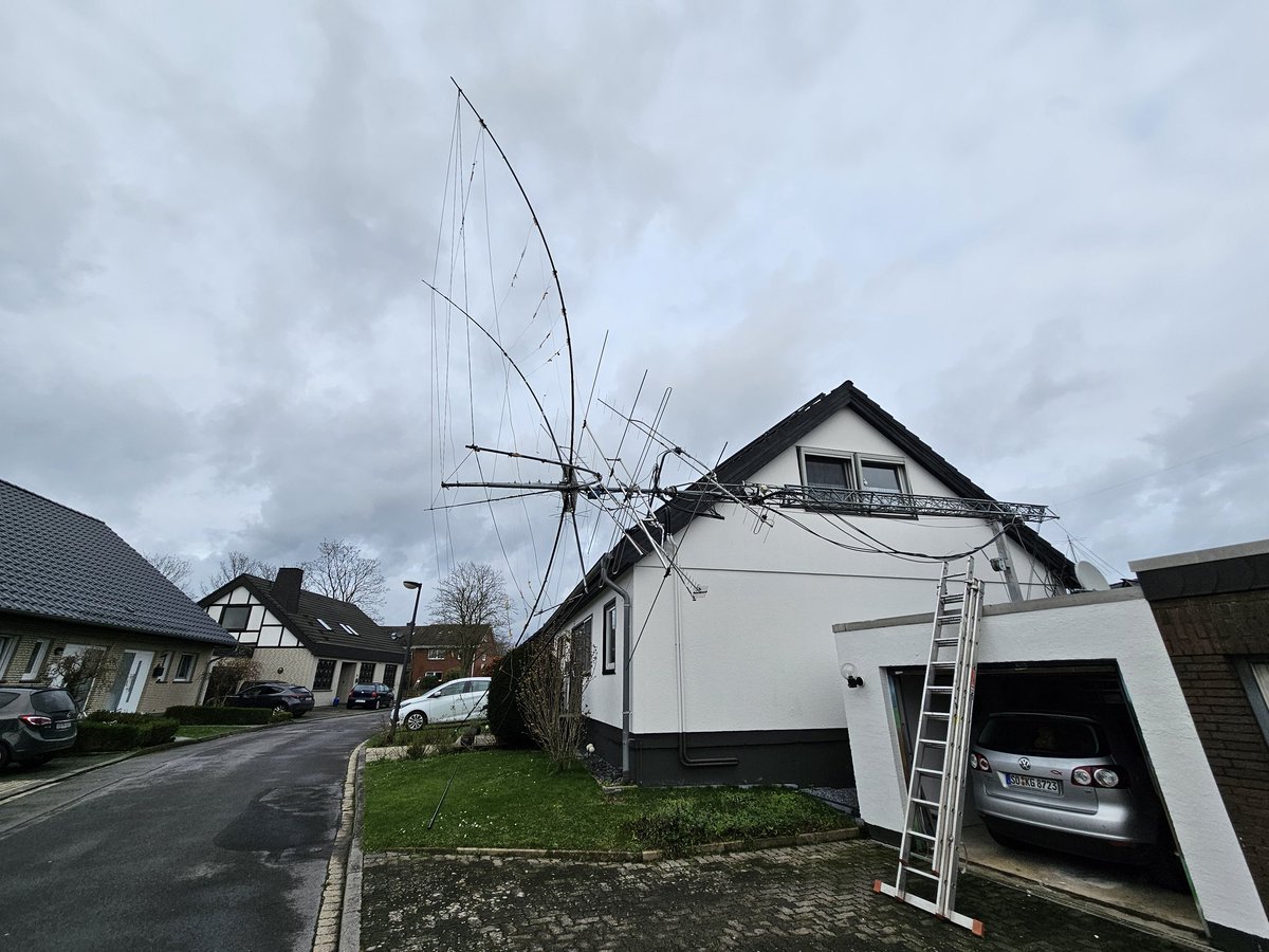 dl1oli's tweet photo. #Amateurfunk Bastelwastel nach dem Sturm #Zoltan Ersatzteil ist heute mit der Post gekommen. Heute habe ich den #Versatower Antennenmast gekippt um am #DIY #Hexbeam einen Arm zu wechseln. https://t.co/tDllZFKhuf