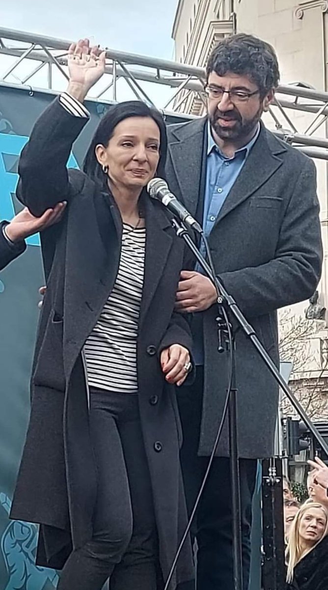 Kada je ono radikalsko govedo "štrajkovalo glađu" , obilazili ga novinari, stranci, PATRIJARH, tadašnji predsednik države, itd itd....

Sada se baškari po vilama o našem trošku....

A ona..... Šta smo to postali? Šta?