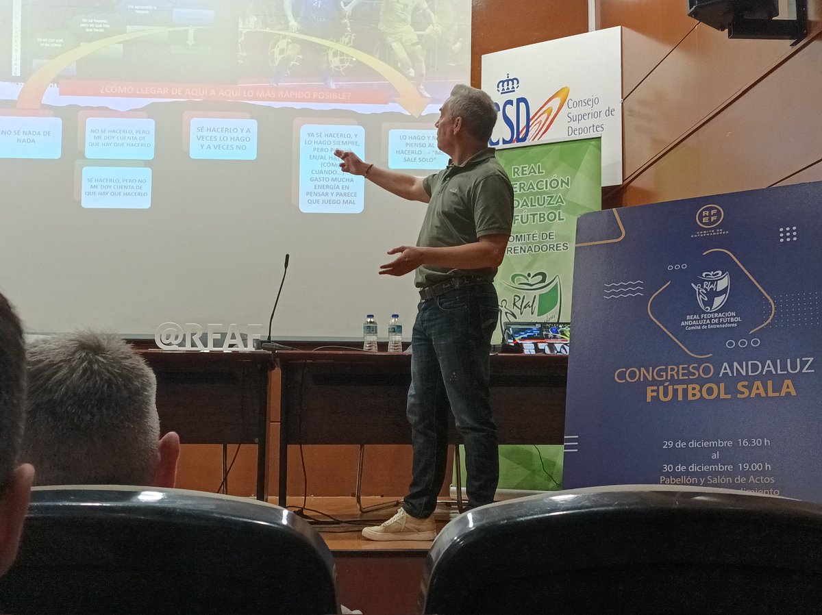 josetorres_71's tweet photo. 📙 Entrenadores @RFAF

#RFAF Congreso Entrenadores #Futsal #CarGranada 

@miguelrodrigocs 🔝
Entrenar por conceptos 

@SergioMullor82 🔝
La verticalidad en fútbol sala 

@JosanGonzalez21 🔝
Diseño Microciclos competitivos en Futsal

#EntrenadoresRFAF  #FormaciónRFAF https://t.co/5VFVgfdX23