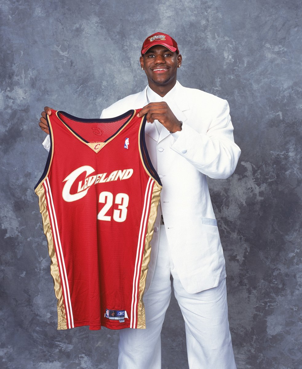 NBATV's tweet photo. Happy 39th Birthday, @KingJames! 🎉

👑 4x NBA champ 
👑 4x Finals MVP 
👑 13x All-NBA First Team 
👑 19x NBA All-Star
👑 NBA's all-time leading scorer https://t.co/n8aD35yCNO