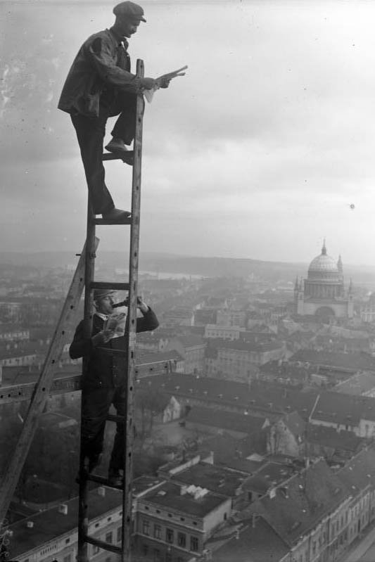 Workers enjoying a break from repairing the Garnisonkirche in Potsdam in 1925