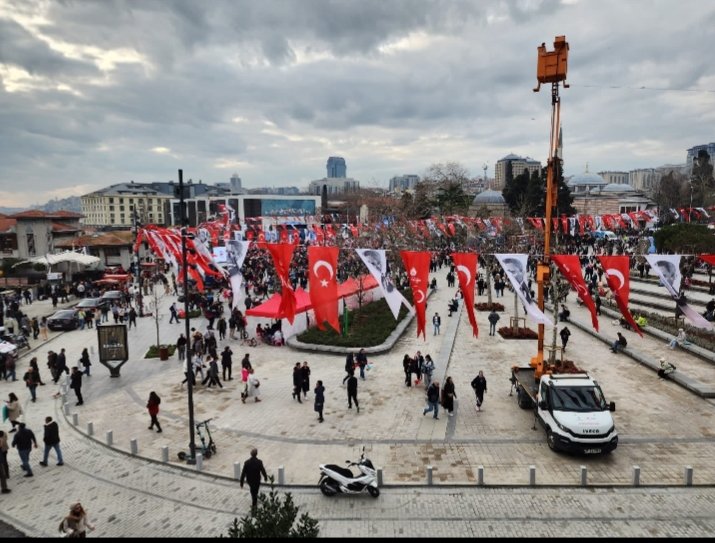 Ekrem İmamoğlu’nun “Atatürk resimlerini alın gelin” diyerek Beşiktaş mitingi davetine 3.500 kişi katılmış.

Gratis indirim günleri daha kalabalık:)))

Gidicisin Ekrem