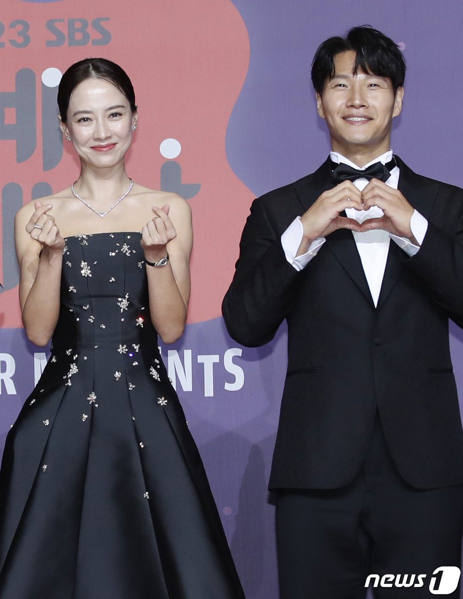 sjhxkjk's tweet photo. kim jongkook • songjihyo, heart

someone at news1 is a spartace fan https://t.co/Eyyr6ivJdP