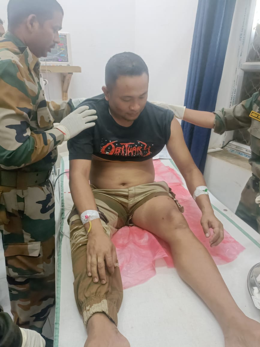 delhimeitei's tweet photo. 30 Dec 2023, today's incident, #KukiMilitants launched a #TerrorAttack on combined security forces who are attempting to stop the assaults. 
One policeman injured by splinter, not by bullet. Firing is still going on.

#3 blasts in Moreh Town, Manipur.

#IndiaUnderAttack from #KukiMilitants
#ManipurFightsBack