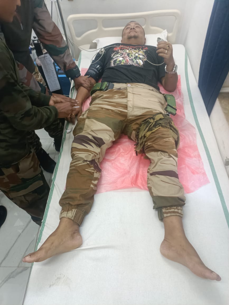 delhimeitei's tweet photo. 30 Dec 2023, today's incident, #KukiMilitants launched a #TerrorAttack on combined security forces who are attempting to stop the assaults. 
One policeman injured by splinter, not by bullet. Firing is still going on.

#3 blasts in Moreh Town, Manipur.

#IndiaUnderAttack from #KukiMilitants
#ManipurFightsBack
