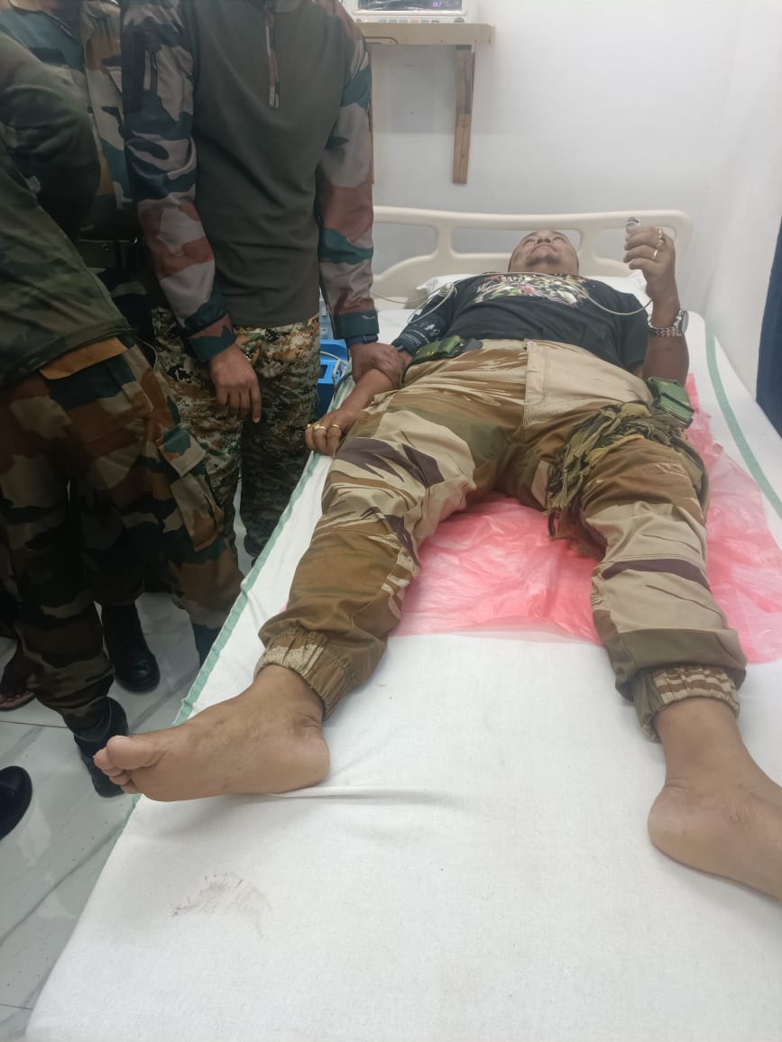 delhimeitei's tweet photo. 30 Dec 2023, today's incident, #KukiMilitants launched a #TerrorAttack on combined security forces who are attempting to stop the assaults. 
One policeman injured by splinter, not by bullet. Firing is still going on.

#3 blasts in Moreh Town, Manipur.

#IndiaUnderAttack from #KukiMilitants
#ManipurFightsBack