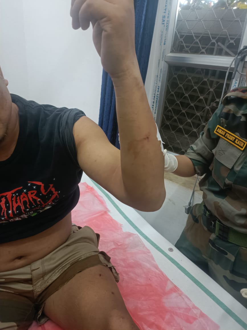 delhimeitei's tweet photo. 30 Dec 2023, today's incident, #KukiMilitants launched a #TerrorAttack on combined security forces who are attempting to stop the assaults. 
One policeman injured by splinter, not by bullet. Firing is still going on.

#3 blasts in Moreh Town, Manipur.

#IndiaUnderAttack from #KukiMilitants
#ManipurFightsBack