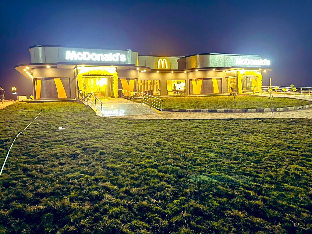 DelhiIocl's tweet photo. ED&amp;SH,DSO inaugurated McDonald's at our WSA on #DelhiMumbaiExpressway (Chainage 63) along with the NFR team.
 #Swagat fueling facilities by @IndianOilcl (committed to #BuildingTheNation) are ready to fuel #GatiShakti on #DME.
Visit &amp; Experience the public amenities. https://t.co/w7fTO4zl6P