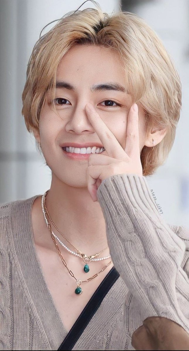 kattminz's tweet photo. FELIZ ANIVERSÁRIO, TETECO💜😭
por vc eu beberia o mar de canudinho, te amo muito e obrigada por todo o amor e carinho que vc sempre da a todos os fãs💜
#TaehyungBirthday 
 #TAEHYUNG 
#TaehyungDay
@BTS_twt https://t.co/mbhdCuoVCU