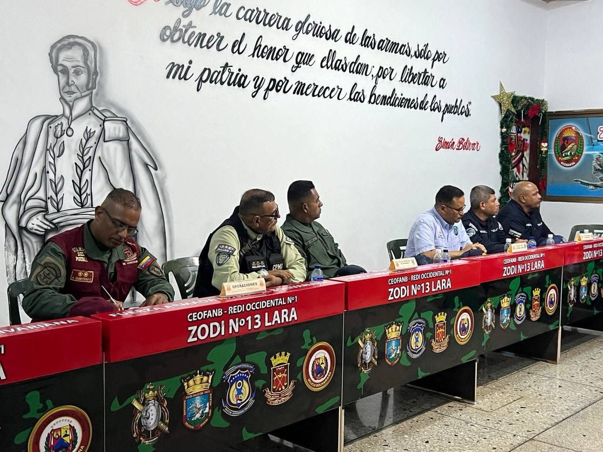 gobiernodelara's tweet photo. #30Dic Viceministro para la Prevención y Seguridad Ciudadana, junto a Organismos de Seguridad sostuvieron importante reunión para conversar y planificar el operativo que se conformará antes, durante y después del #14Ene visita 166 de la Divina Pastora.
@Seguridad_Lara https://t.co/OZfGP0lcEF