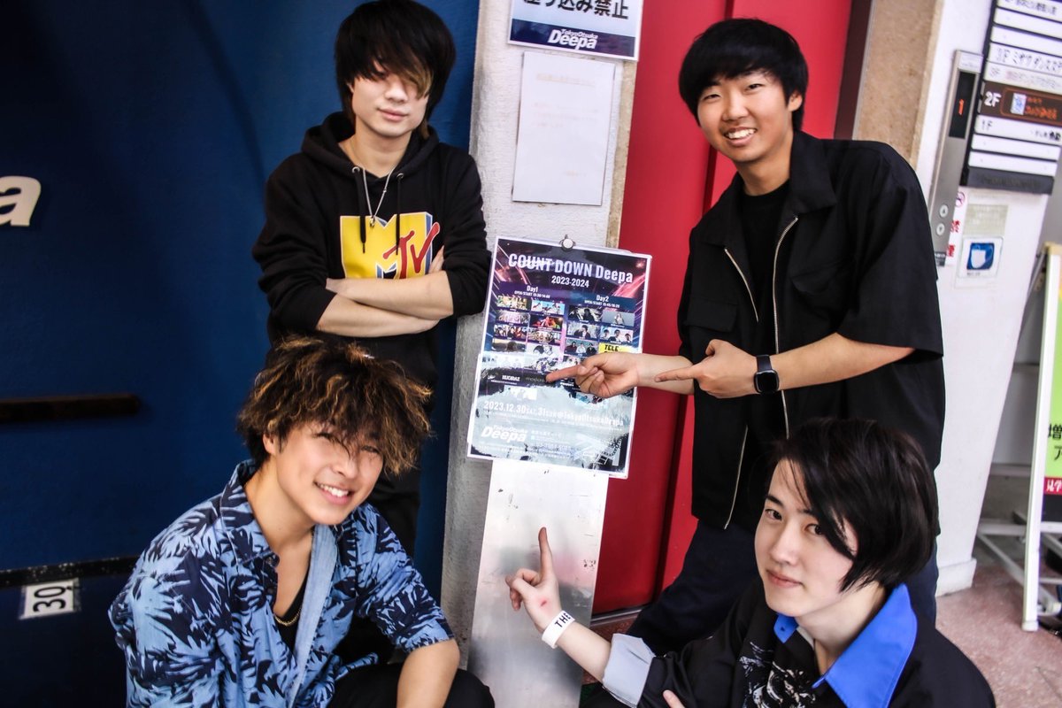 THE_EVER_CRAZE's tweet photo. 12/30(Sat)@ 東京大塚Deepa

"COUNT DOWN Deepa"

1 HEART UP!
2 不器用
3 新曲
4 花火
5 SECOND ROOTS

最高のライブ納が出来ました！
ありがとうございました！

Photo by @asu_ti_132 https://t.co/90iyeh5hy3