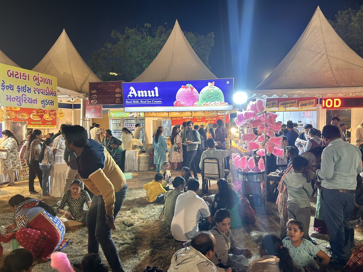 nandanjs's tweet photo. @AmdavadAMC @AmdavadAMC : while you have done an amazing job organising such show the stalls you have permitted inside are doing day light robbery. The Amul ice cream stall person despite putting up the MRP price list is charging up to 60% more than MRP for ice creams.  Plz take some action. https://t.co/pkGCJgwLE5