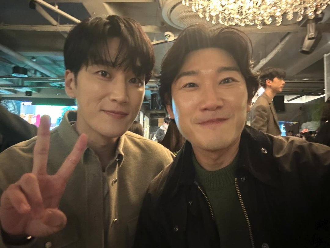 231230 Actor Ahn Seho (General hyung in Noryang) instagram update with #AhnBoHyun 

“Thank you for 3 million audiences. Good luck with your new drama #FlexXCop”

#노량죽음의바다 #안세호 #AhnSeho
#안보현 #アンボヒョン #安普贤 #อันโบฮยอน