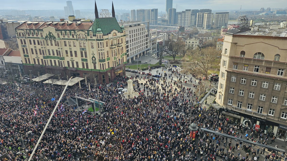 A large protest initiated by @pro_glas_rs took place in #Belgrade today Speakers accused the government of electoral fraud and demanded the annulment of 🗳️ held on 17 December Representatives of the opposition 'Serbia Against Violence' and NADA coalitions participated 🧵
