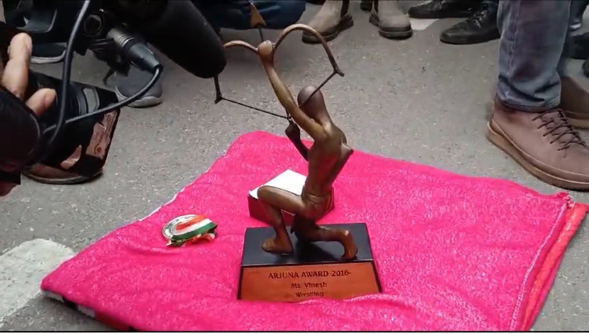 Vinesh Phogat left her Arjuna Award and Khel Ratna Award on the Kartavya Path pavement in New Delhi!
 #VineshPhogat 
All this for an arrogant rapist &amp; BJP’s support !