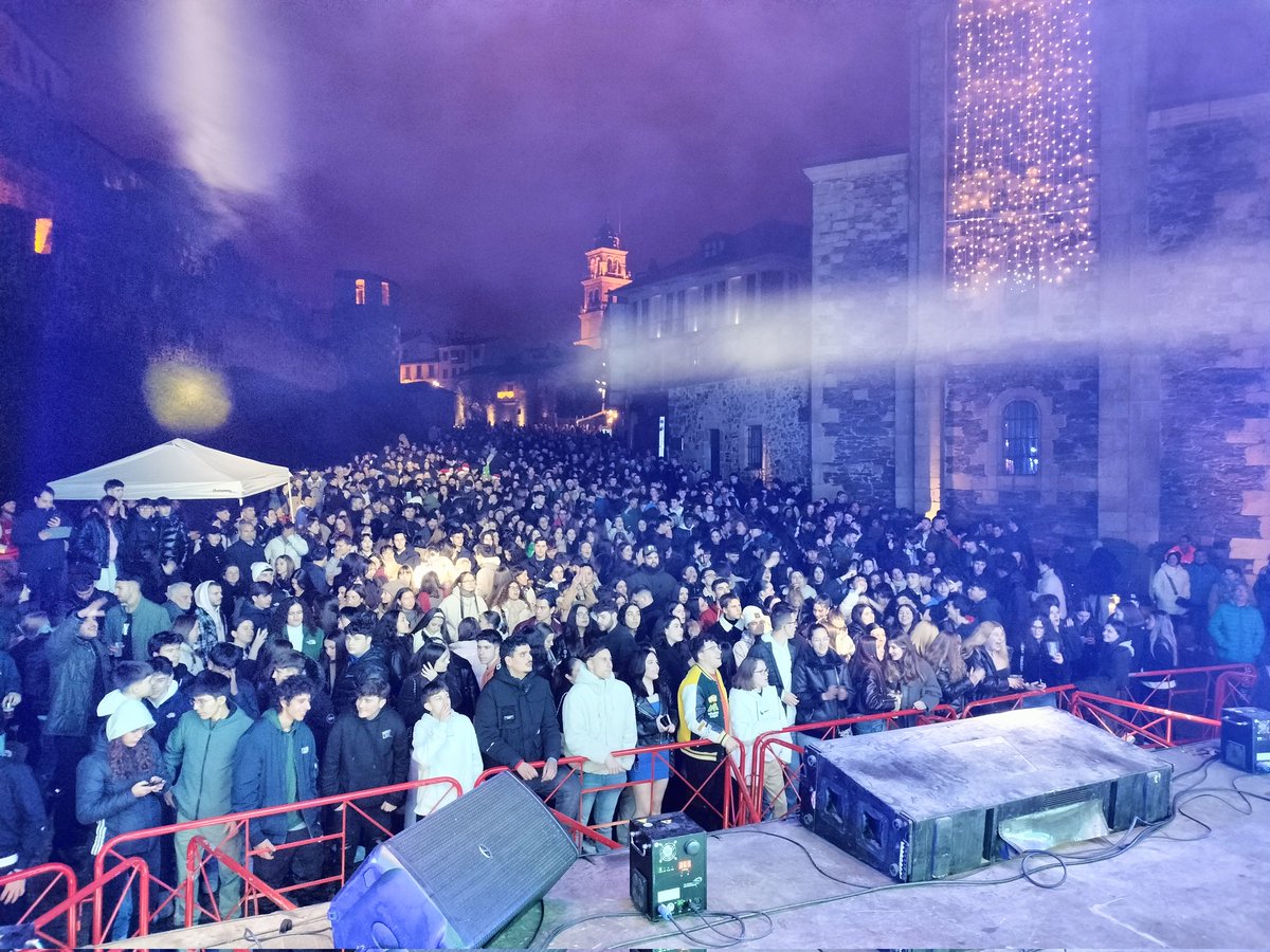 👏🏻¡Gracias #Ponferrada por hacer del primer Castle-Fest un éxito!
@nelobeatsdj, <a href="/dannyromeroprod/">Danny Romero</a> y <a href="/albert_novo/">Albert Novo(oficial)</a> animaron a cientos de personas que disfrutaron de #música, gominolas y fuegos artificiales para despedir por primera vez #2023.🍇🎇
🎉Este #festival promete❤️