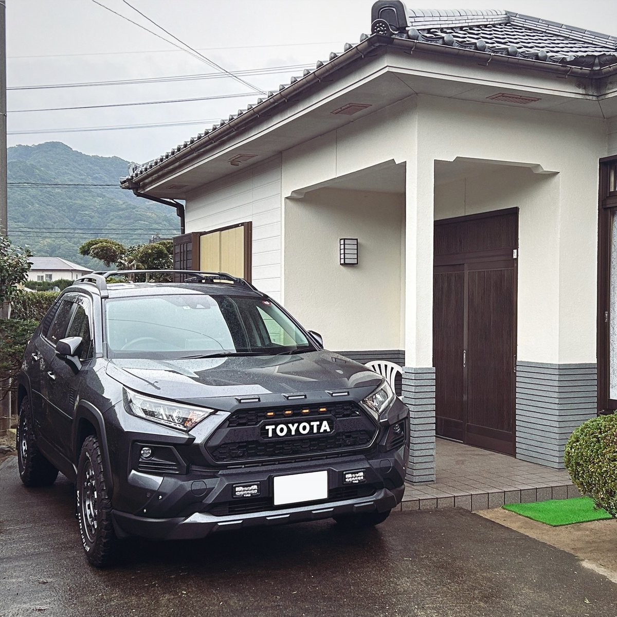 masamas40534926's tweet photo. 福岡から鹿児島へ帰省!
タイヤが内に入り過ぎて、危なっかしい見た目ですが、無事に到着しました!
#rav4 #offroadpackage #blackrhino #bfgoodrich https://t.co/NTDCY1SShz