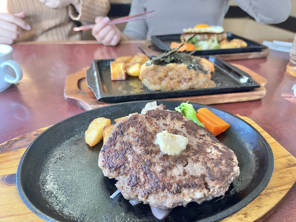 YoheiNishino's tweet photo. ハンバーグの台所Happy3、サラダやスープバーも付いて美味でした☺️🍽️
#happy3 #ハンバーグ #宇都宮 https://t.co/v61RHeXZcI