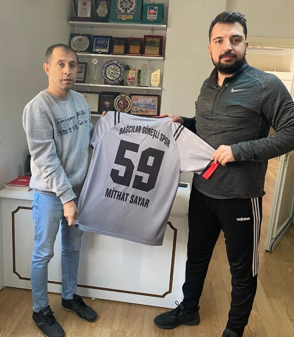 MithatSayar's tweet photo. Bağcılar Güneşli Spor Kulübü Başkanı Sefa İpek gazetemizi ziyaret ederek 2023-2024 sezonu için özel hazırlanan formayı takdim etti. Nazik ziyareti için teşekkür ederim. Amatör spora desteğimiz devam edecek. @Sefapek17 @bagguneslispor https://t.co/XpvUwAOTEL