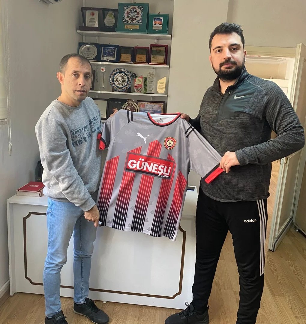MithatSayar's tweet photo. Bağcılar Güneşli Spor Kulübü Başkanı Sefa İpek gazetemizi ziyaret ederek 2023-2024 sezonu için özel hazırlanan formayı takdim etti. Nazik ziyareti için teşekkür ederim. Amatör spora desteğimiz devam edecek. @Sefapek17 @bagguneslispor https://t.co/XpvUwAOTEL